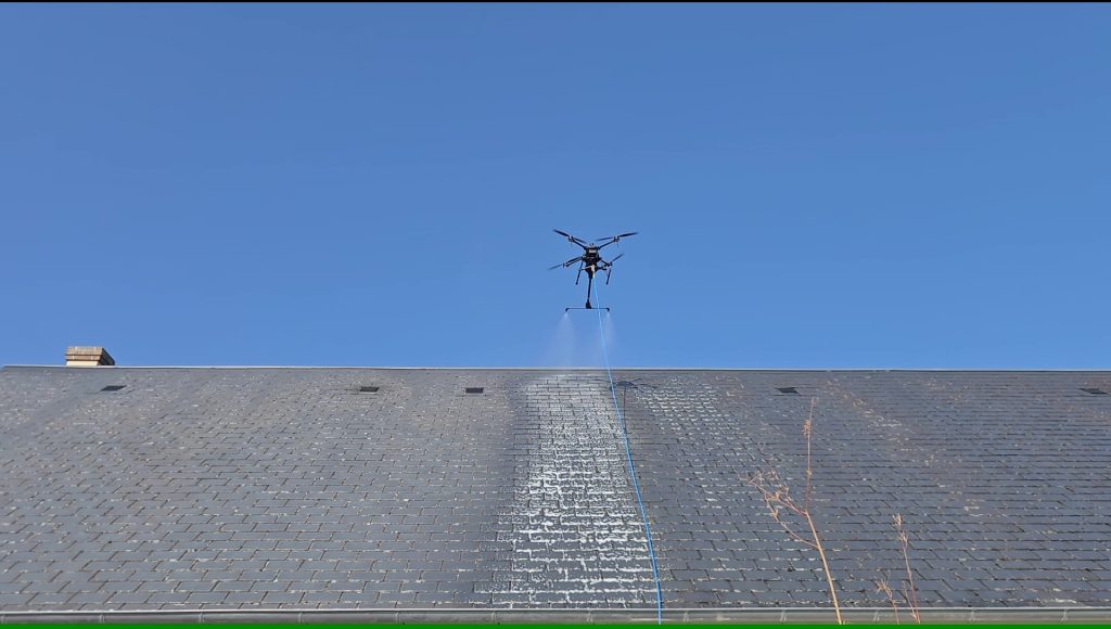 pulvérisation drone bas en haut sur toiture