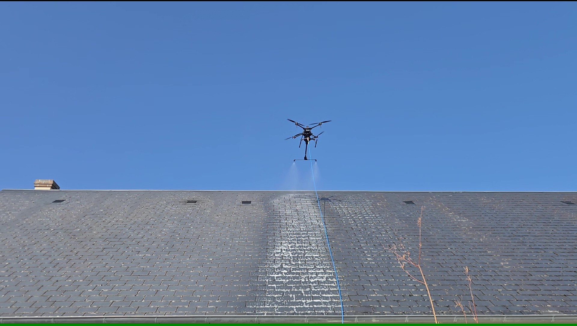 pulvérisation drone bas en haut sur toiture